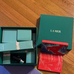 La Mer Skincare Collection empty bottle with gift box and red bags for new year